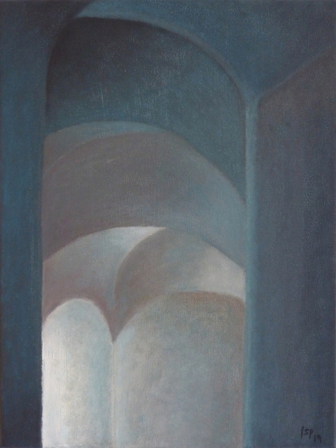 Gemälde "Bogenspiel" von Fernanda Steiner-Pulimeno: Abstrakte Darstellung einer Reihe sich wiederholender, gewölbter Bögen in gedämpftem Blau und Grau, wobei Licht von unten die sanften, gerundeten Formen der Architektur hervorhebt.
