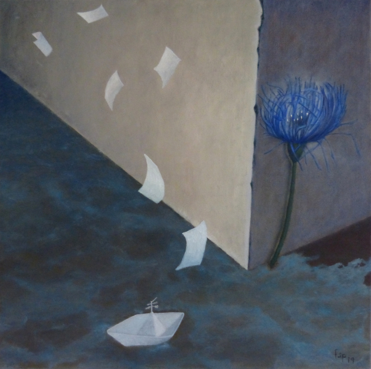 Gemälde "Die blaue Blume" von Fernanda Steiner-Pulimeno: Surreale Szene, in der eine grosse, leuchtend blaue, fadenförmige Blume in einer Raumecke steht; auf dem türkisfarbenen Wasser oder Boden treibt ein weisses Papierboot, während mehrere weisse Blätter durch die Luft fliegen.