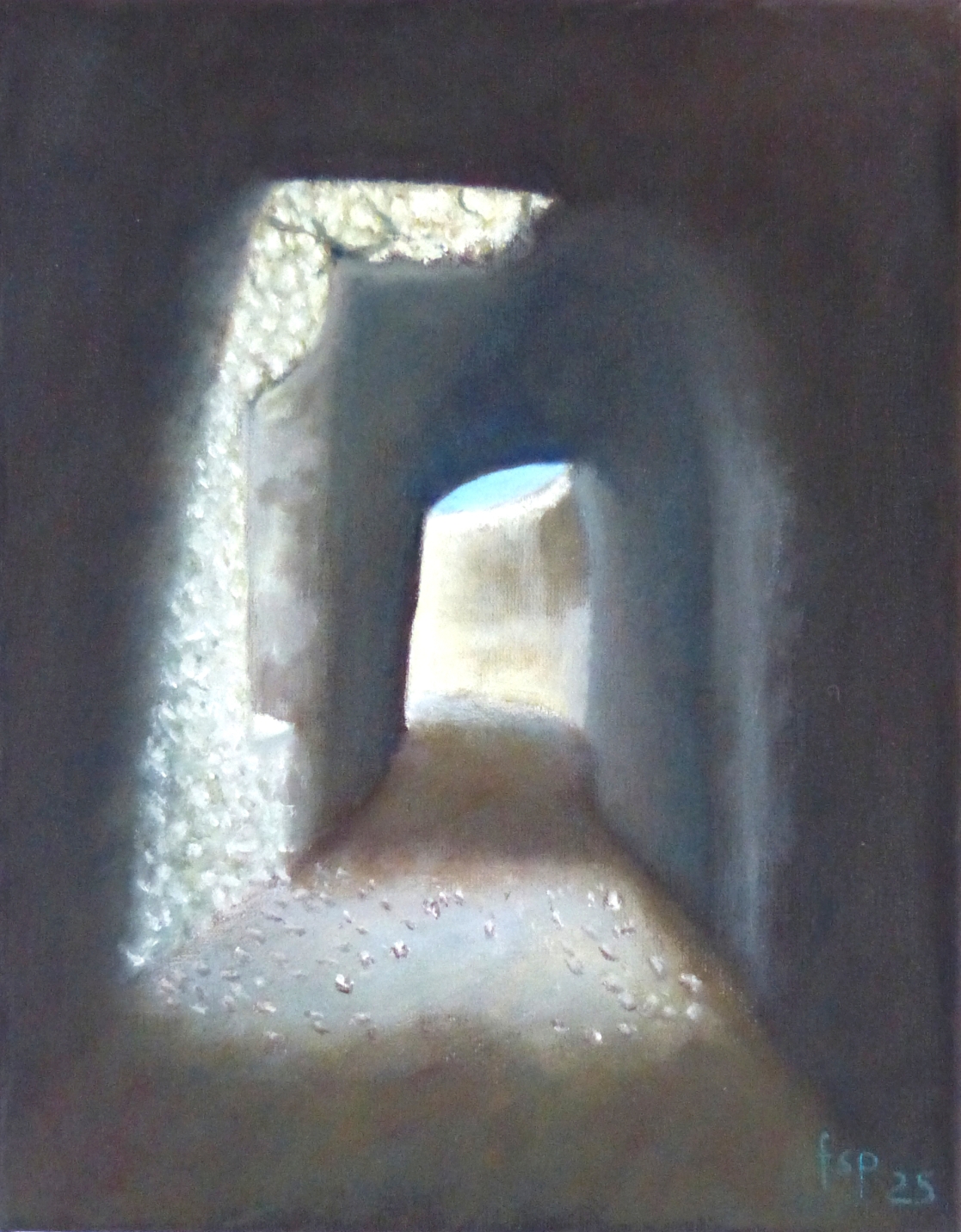 Gemälde "Einblick" von Fernanda Steiner-Pulimeno: Dunkle Innenansicht eines engen, steinernen Tunnels oder Ganges, der zu einem leuchtend hellen Ausgang führt, durch den ein Stück blauer Himmel sichtbar ist; an der linken Wand fällt ein Lichtstrahl auf eine raue, helle Oberfläche.