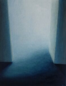 Gemälde "Flügel des Lichts" von Fernanda Steiner-Pulimeno: Abstrakte Darstellung eines Lichtschachtes oder einer Öffnung, eingerahmt von zwei dunklen Säulen oder Wänden, mit einem gleissenden, nebligen, hellblauen Licht im Zentrum, das einen Schattenwurf auf den Boden wirft. Rechts oben erkennt man ganz schwach eine fliegende Taube.
