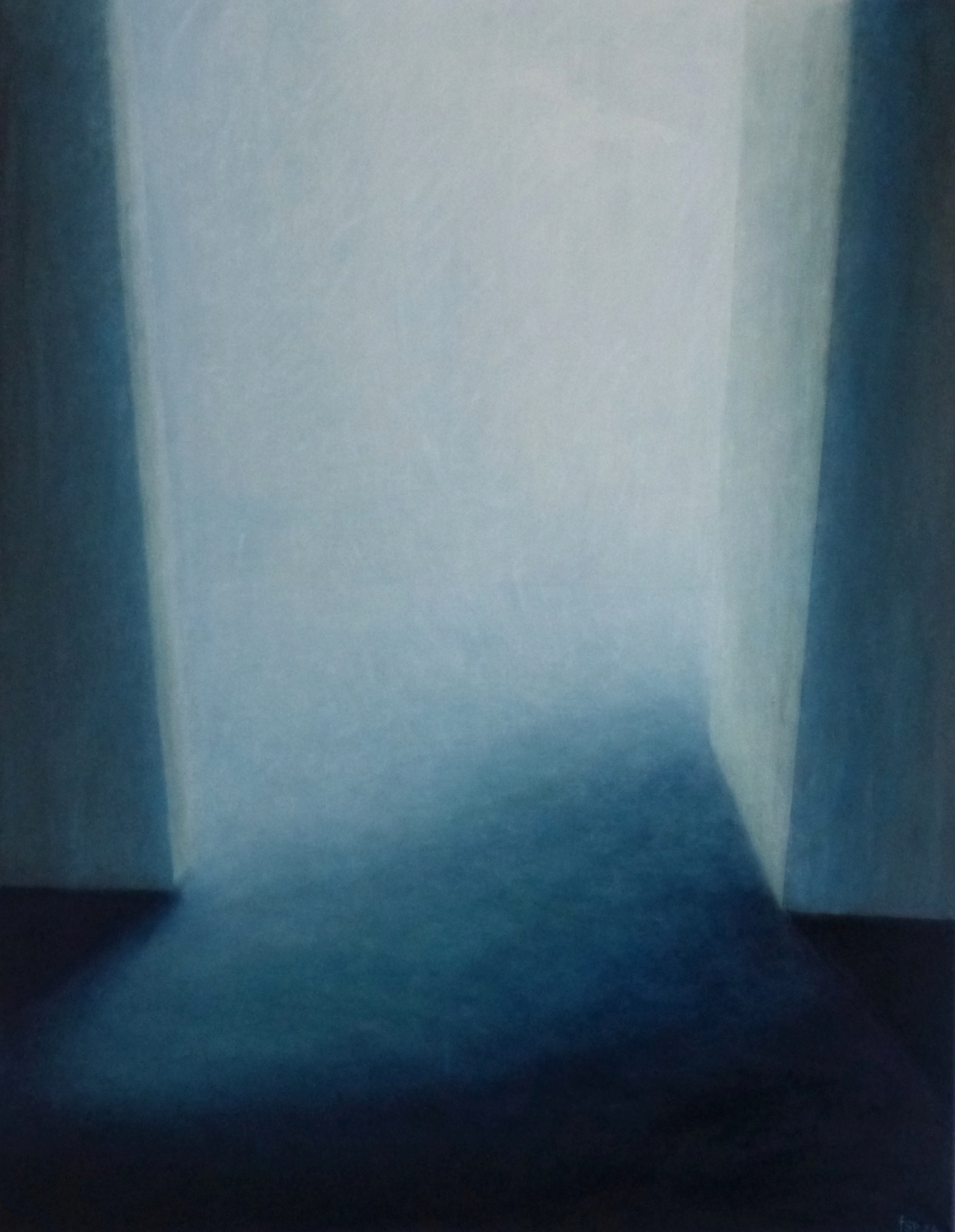 Gemälde "Flügel des Lichts" von Fernanda Steiner-Pulimeno: Abstrakte Darstellung eines Lichtschachtes oder einer Öffnung, eingerahmt von zwei dunklen Säulen oder Wänden, mit einem gleissenden, nebligen, hellblauen Licht im Zentrum, das einen Schattenwurf auf den Boden wirft. Rechts oben erkennt man ganz schwach eine fliegende Taube.