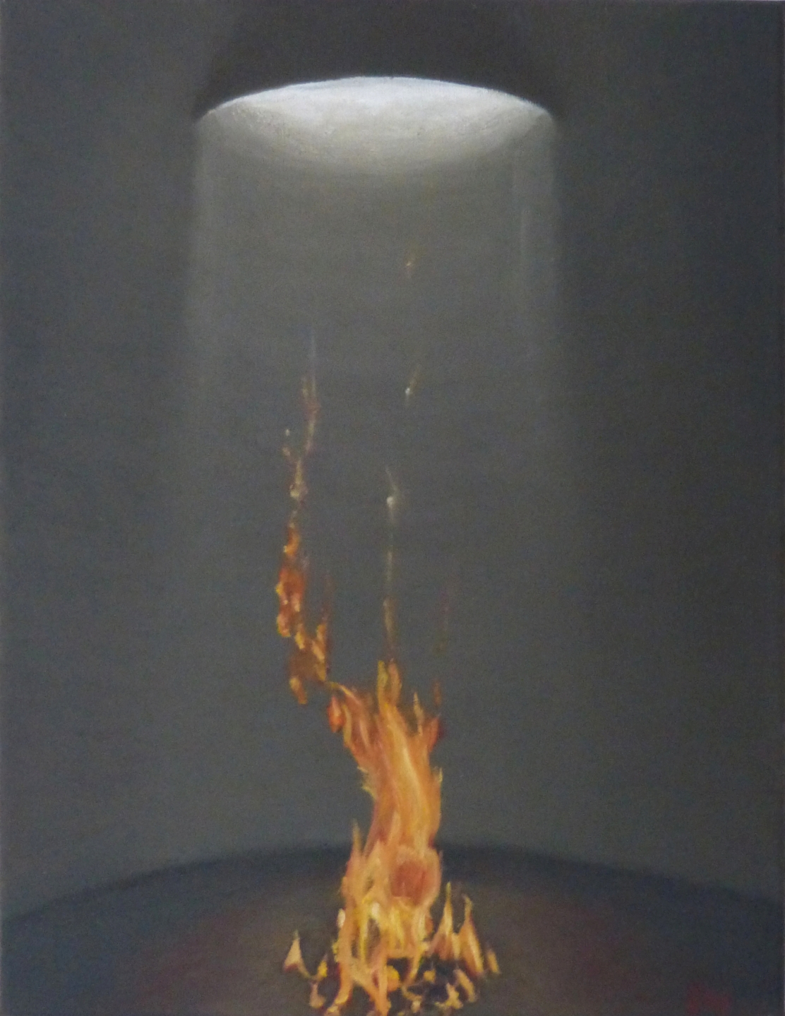Gemälde "Funkensprung" von Fernanda Steiner-Pulimeno: Ein leuchtendes Feuer lodert in der Mitte eines dunklen, grauen Raumes, von dessen Decke ein intensiver Lichtstrahl durch eine Öffnung fällt; einzelne Funken steigen vom Feuer in das Licht empor.