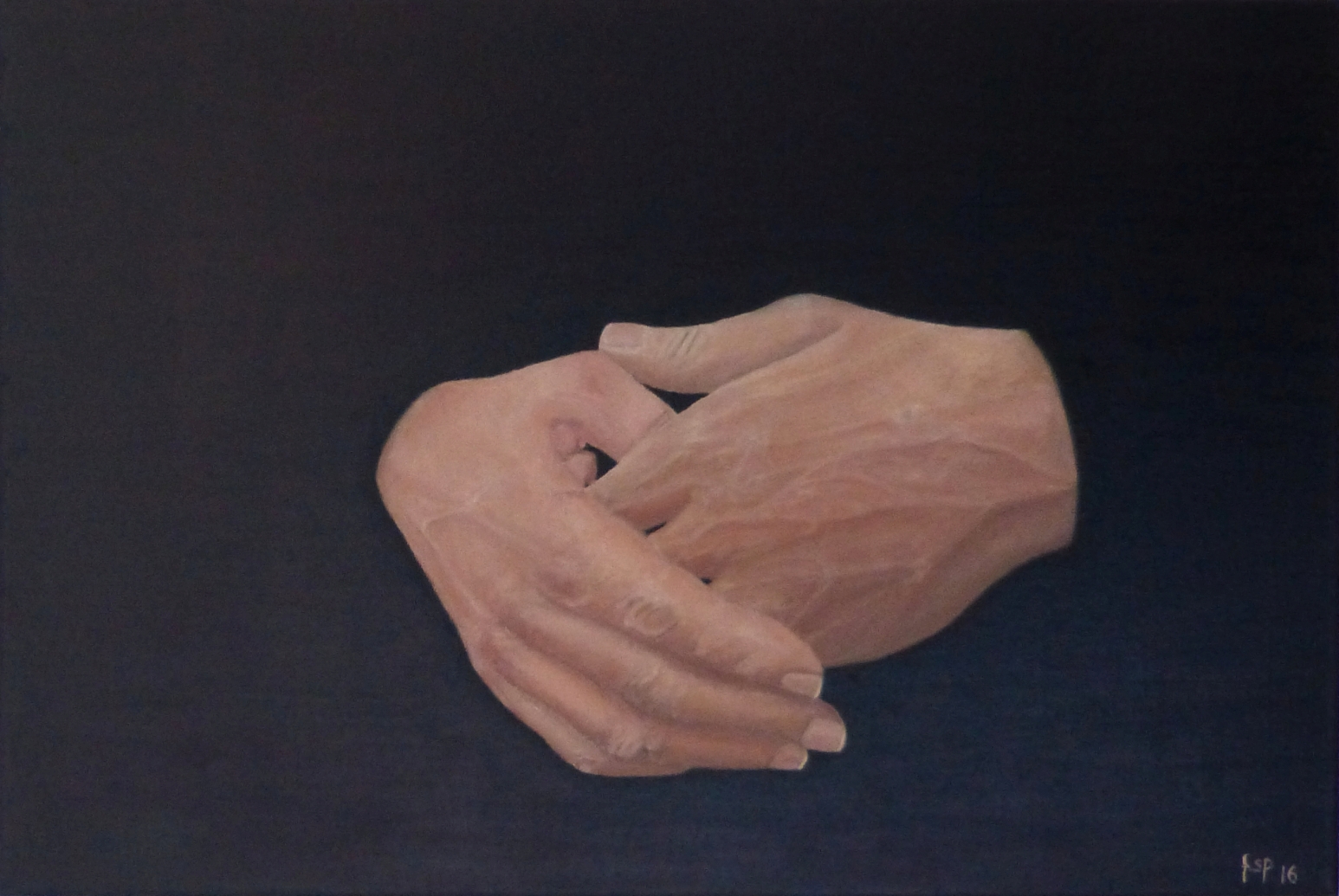 Gemälde "Handwerk" von Fernanda Steiner-Pulimeno: Detailierte Darstellung zweier miteinander verschränkter Hände auf einem tiefdunklen, fast schwarzen Hintergrund, wobei die Hautstruktur und die Lichtsetzung hervorgehoben werden.