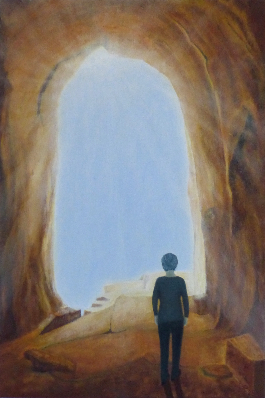 Gemälde "Im Bann des Lichts" von Fernanda Steiner-Pulimeno: Ein dunkle, rückenabgewandte Frau in Schwarz steht am Ausgang einer braunen Höhle und blickt auf eine Treppe. Die Öffnung der Höhle gibt den Blick frei auf einen blauen See oder das Meer. Sonnenstrahlen dringen in die Höhle ein.