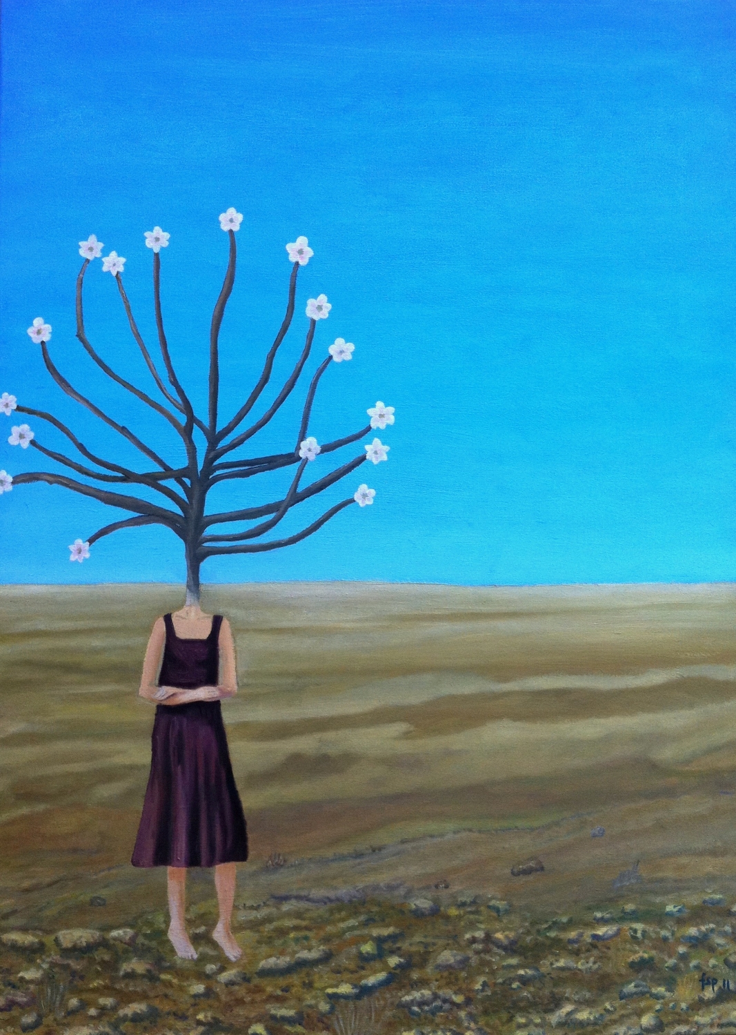 Gemälde "Maibaum" von Fernanda Steiner-Pulimeno: Eine surreale Darstellung einer stehenden Frau in einem dunklen Kleid, deren Kopf durch einen blühenden, baumartigen Ast ersetzt wurde, vor einer kahlen, ockerfarbenen Landschaft unter einem leuchtend blauen Himmel.