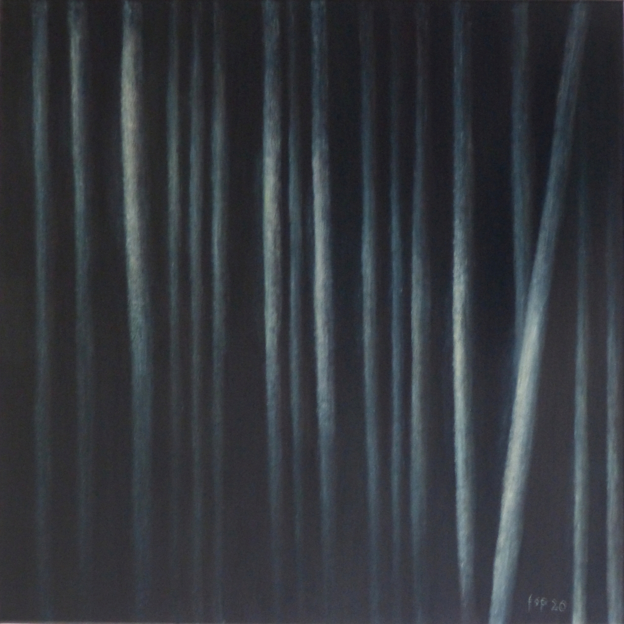 Gemälde "Nachtleuchten" von Fernanda Steiner-Pulimeno: Abstrakte Darstellung einer dunklen, nächtlichen Szene, dominiert von vertikalen Baumstämmen, die an einen Wald erinnern.