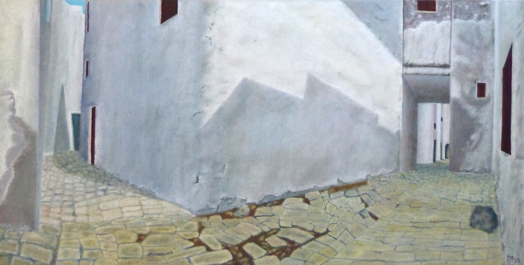 Gemälde "Schatten der Vergangenheit" von Fernanda Steiner-Pulimeno: Darstellung einer engen Gasse in einem südländischen Ort, mit hohen, weiss getünchten Mauern, geometrischen Schatten und einem unebenen Kopfsteinpflasterboden.