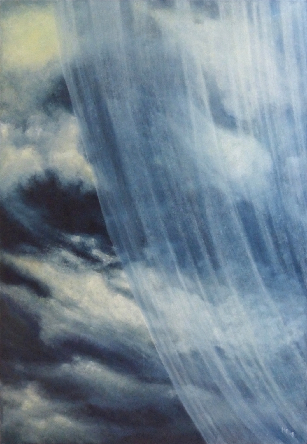 „Wintersonne“ ist ein Gemälde von Fernanda Steiner-Pulimeno. Dunkle, stürmische Wolken im Hintergrund. Die Sonne schimmert nur leicht durch die Wolken. Ein diagonaler halbtransparenter Vorhang trennt wie ein Schleier den Raum.