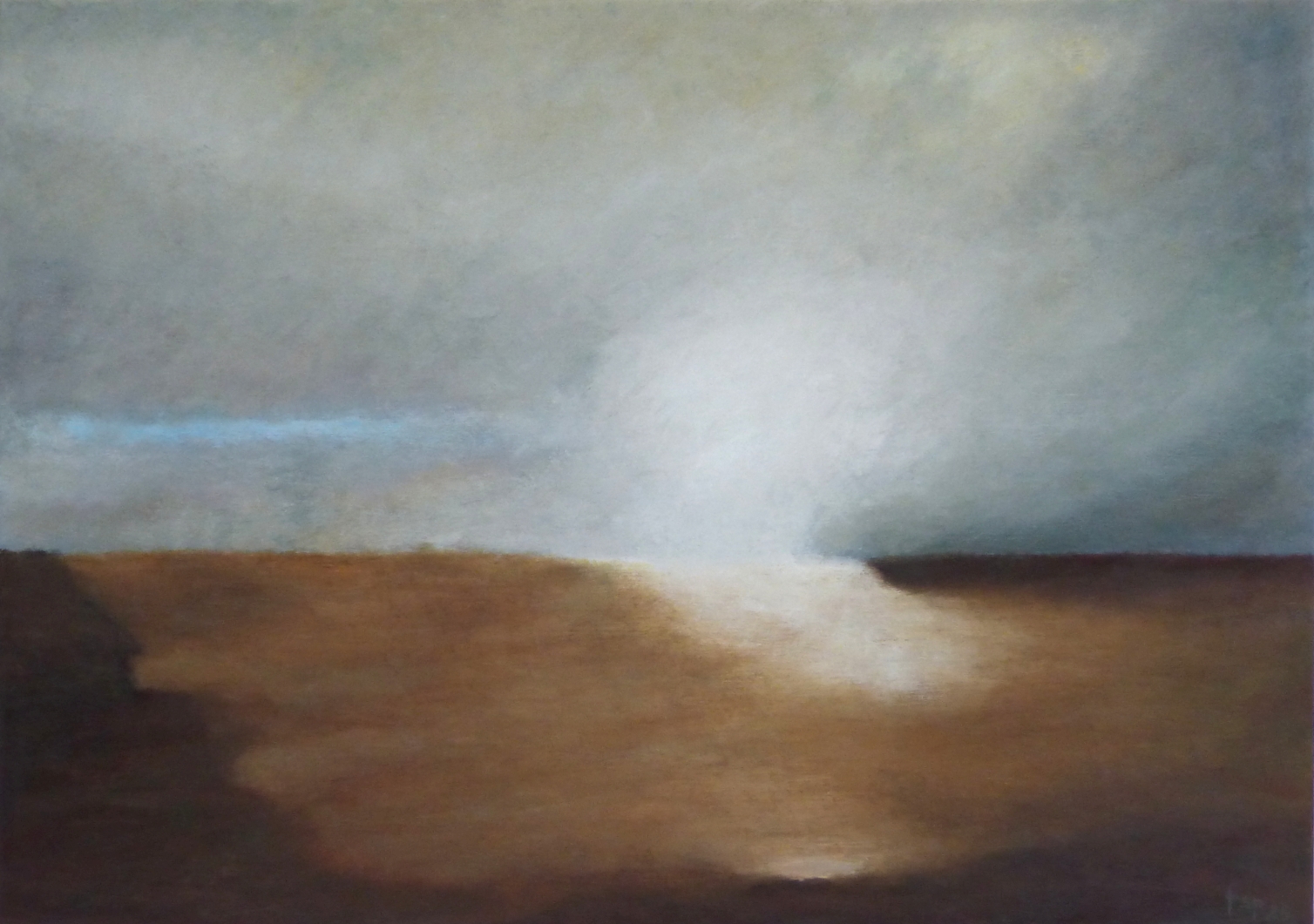 „Zwischenwelt“ ist ein Gemälde von Fernanda Steiner-Pulimeno. Es zeigt eine weite, offene Landschaft unter einem sanft bewölkten Himmel. Ein heller Lichtschein bricht durch die grauen Wolken und spiegelt sich auf dem erdigen Boden, wodurch eine geheimnisvolle, fast überirdische Stimmung entsteht. Das Werk spielt mit Licht und Raum und lädt zur stillen Betrachtung zwischen Realität und Traum ein.