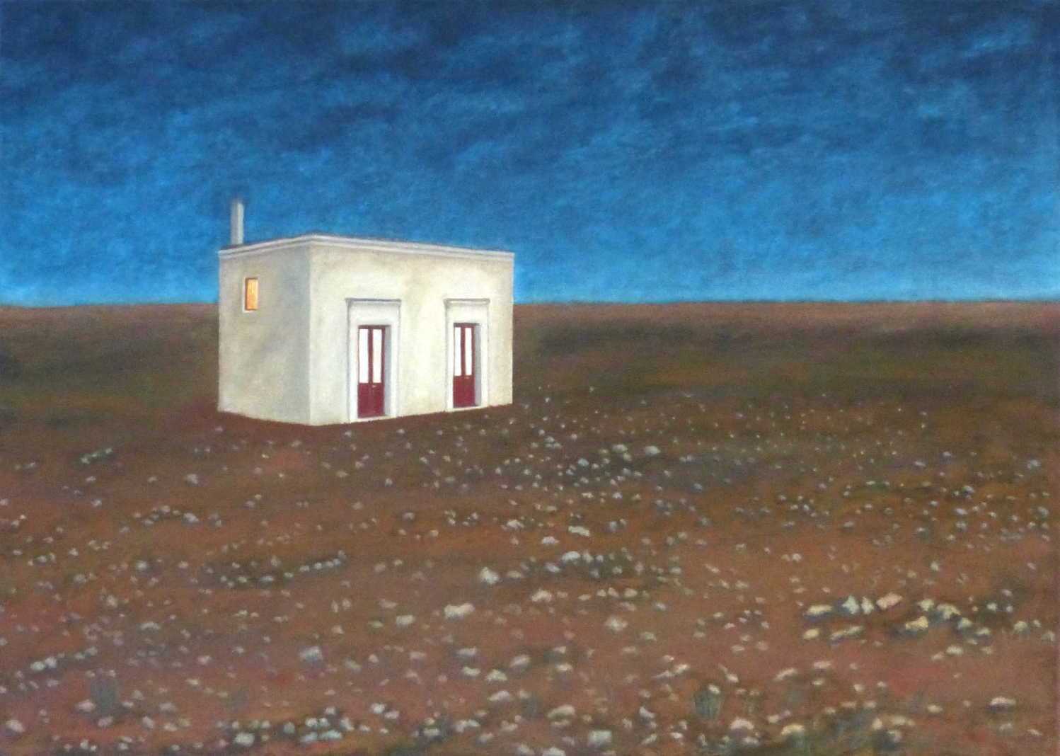 Gemälde "Alte Heimat" von Fernanda Steiner-Pulimeno: Ein kleines, weisses, kubisches Haus mit zwei roten Türen steht isoliert inmitten einer weiten, steinigen, ockerfarbenen Landschaft unter einem tiefblauen, fast schwarzen Himmel.