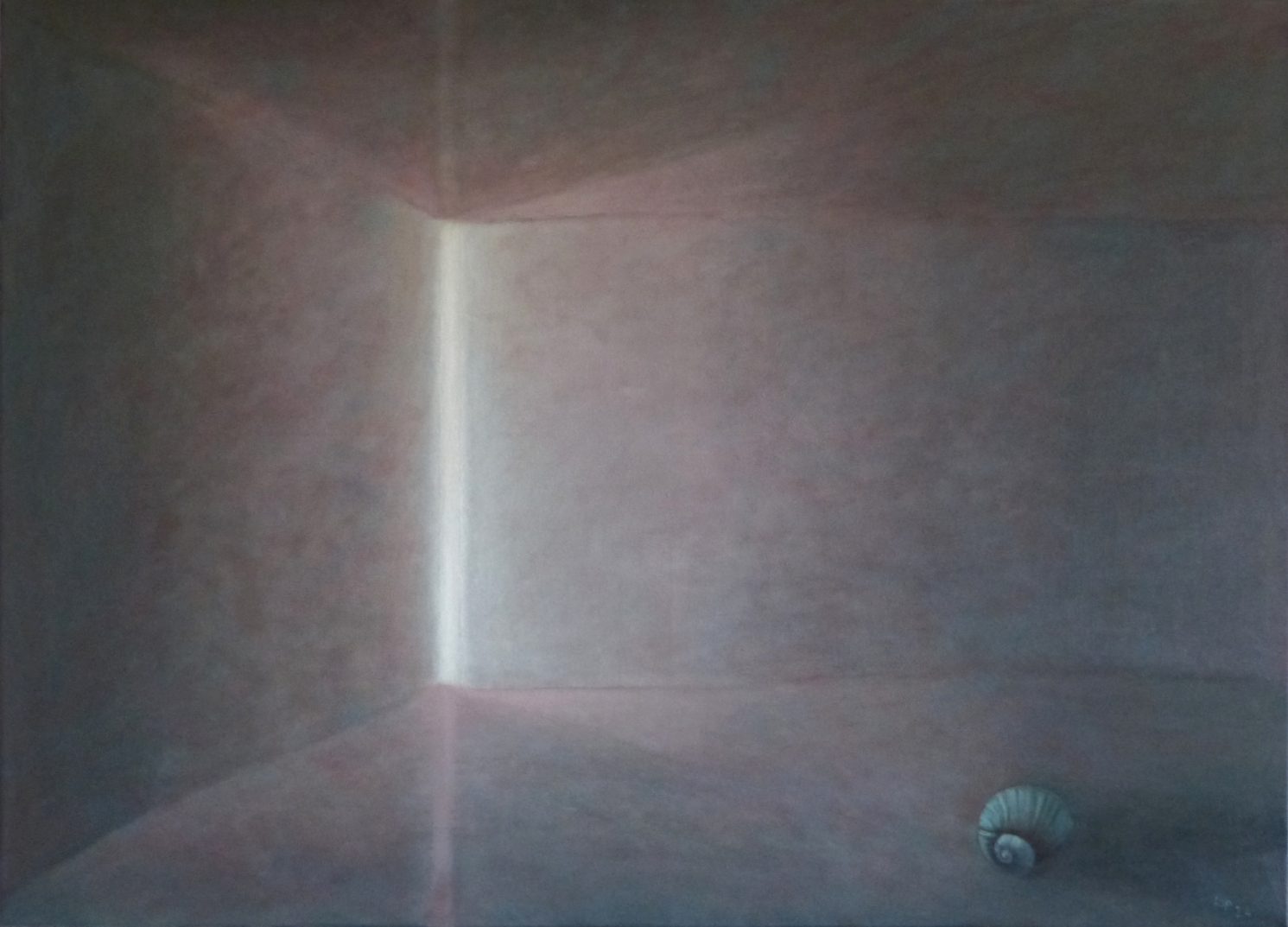 «Ursprünglich» ist ein Gemälde von Fernanda Steiner-Pulimeno. Surreale Innenraumkomposition in einem Raum in Rosa‑ und Violetttönen; ein schmaler, vertikaler Lichtstrahl teilt die Wände, das Licht erzeugt weiche Farbverläufe, eine einzelne Muschel liegt unten rechts auf dem Boden und bildet den Bildkontrast.