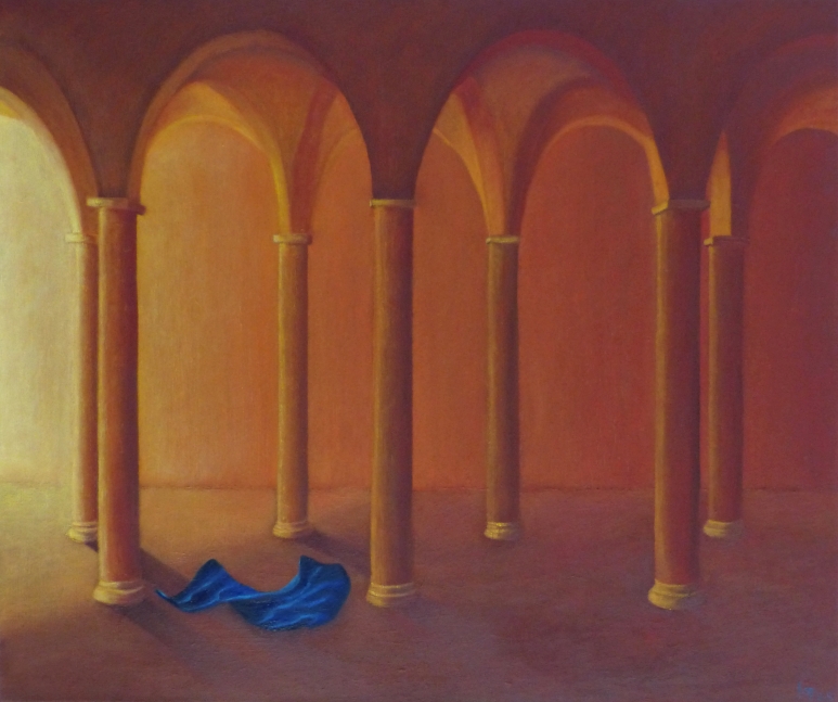 Architektonische Szene mit symmetrischen Rundbögen und Säulen im warmen Licht; ein leuchtend blauer Stoff am Boden setzt einen rätselhaften Kontrast zur goldenen Struktur – surreal, still und träumerisch.